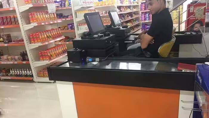 Bill Generation On Mobile Number: આજકાલ લોકો સ્થાનિક દુકાનોમાંથી ખરીદી કરે છે. જો લોકોને કંઈપણની જરૂર હોય તો મોટાભાગના લોકો ખરીદી માટે મોલમાં જાય છે. અહીં મોટી કંપનીઓના ઘણા આઉટલેટ્સ છે. લોકો ત્યાં વેરાયટી મેળવે છે.