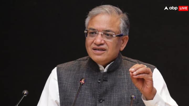 फर्क बस इतना है कि अब VTR ऐप में आंकड़े जल्दी और बार-बार अपडेट किए जाएंगे. आयोग ने कहा है कि यह बदलाव समय पर लोगों को जानकारी देने की उसकी कोशिश का हिस्सा है, जिसे मुख्य चुनाव आयुक्त ज्ञानेश कुमार पहले भी कई बार जाहिर कर चुके हैं.