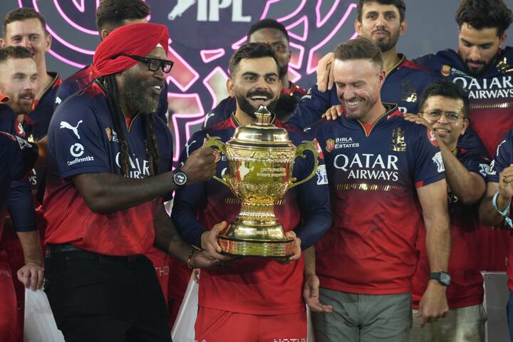 पुढे तो म्हणाला, युनिव्हर्स बॉस ख्रिस गेल आणि मिस्टर 360 एबी डिव्हिलियर्स यांची निवड करण्याचा मानही मला मिळाला, जे आरसीबीच्या इतिहासाचा अविभाज्य भाग आहेत.