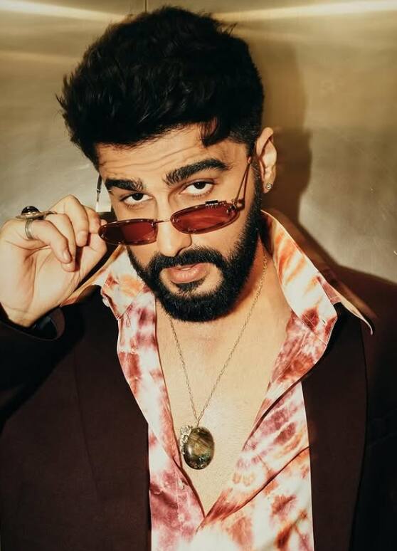 आलिम हकीम ने कहा कि आम लोगों के लिए भी उनके सैलून में यही चार्ज है. उन्होंने कहा कि अगर किसी को आलिम हकीम से बाल कटवाने हैं तो एक लाख रुपये मिनिमम हैं प्लस जीएसटी. यानी एक लाख 18 हजार मिनिमम फीस है.