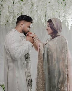 Hina Khan Wedding Pics: डिजाइनर साड़ी पहन दुल्हन बनीं हिना खान, पति रॉकी जायसवाल संग किया रोमांस, देखें वेडिंग फोटोज