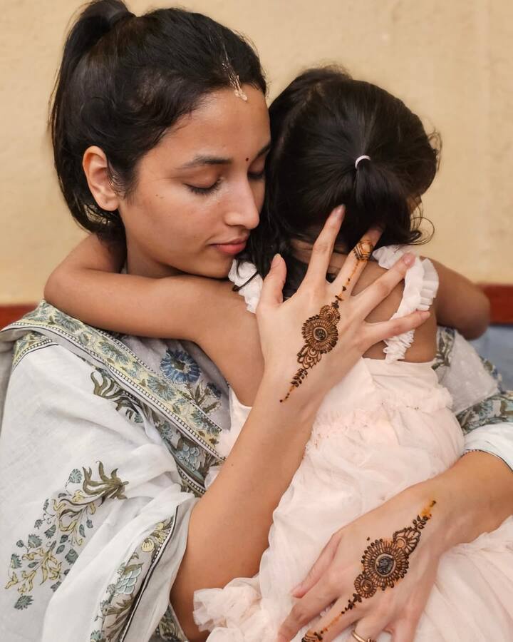 చేతికి గోరింటాకు పెట్టుకున్నారు శ్రీనిధి శెట్టి. నెక్స్ట్ జనరేషన్ కిడ్స్ తనను చిక్కి, మామి అని పిలిచారని పేర్కొన్నారు. (Image Courtesy: srinidhi_shetty /