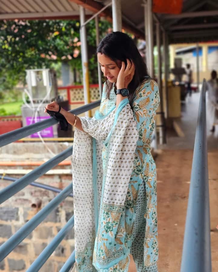 టెంపుల్ క్యూ లైనులో శ్రీనిధి శెట్టి. (Image Courtesy: srinidhi_shetty / Instagram)