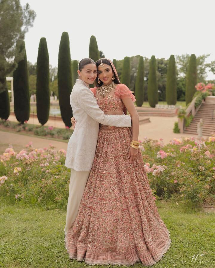 बेस्ड फ्रेंड की शादी पर आलिया ने व्हाइट कलर की ब्रालेट के साथ ब्लेजर पहना था. इसे उन्होंने धोती के साथ स्टाइल किया था.