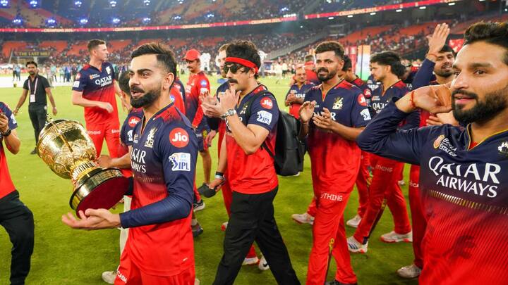 ম্যাচ শেষে নিজের সাক্ষাৎকারে কোহলি আরসিবি সমর্থকদের কৃতজ্ঞতা জানিয়েছিলেন। এই ট্রফিটা তাঁদেরও বলেছিলেন তিনি।