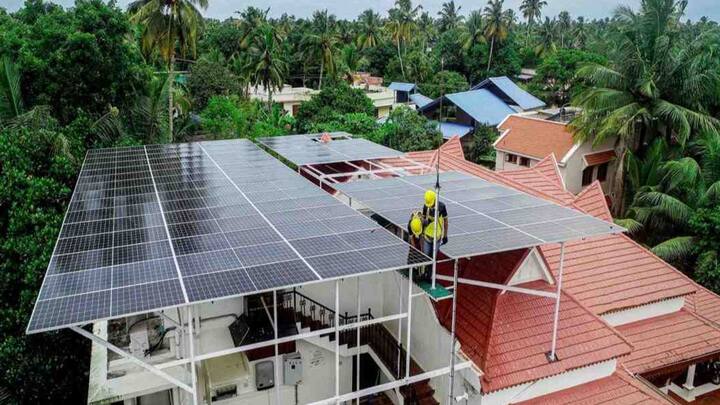 मगर आपको बता दें भारत सरकार ने आपके घर के बिजली बिल को कम करने के लिए एक बेहतरीन योजना शुरू की है. इस योजना के नाम में प्रधानमंत्री सूर्य घर बिजली योजना. जिसमें आपके घर में सोलर पैनल इंस्टॉल करवाए जाते हैं.