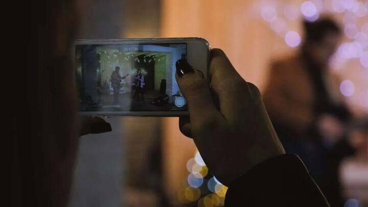 बहुत से लोगों के मन में सवाल आता है. क्या पुलिस स्टेशन में वीडियो रिकॉर्ड करना कोई कानूनन अपराध है. क्या ऐसा करने पर पुलिस जेल में डाल सकती है. अगर आपके मन में भी यह सवाल आता है तो चलिए आपको बताते हैं. क्या है इसका सही जवाब.