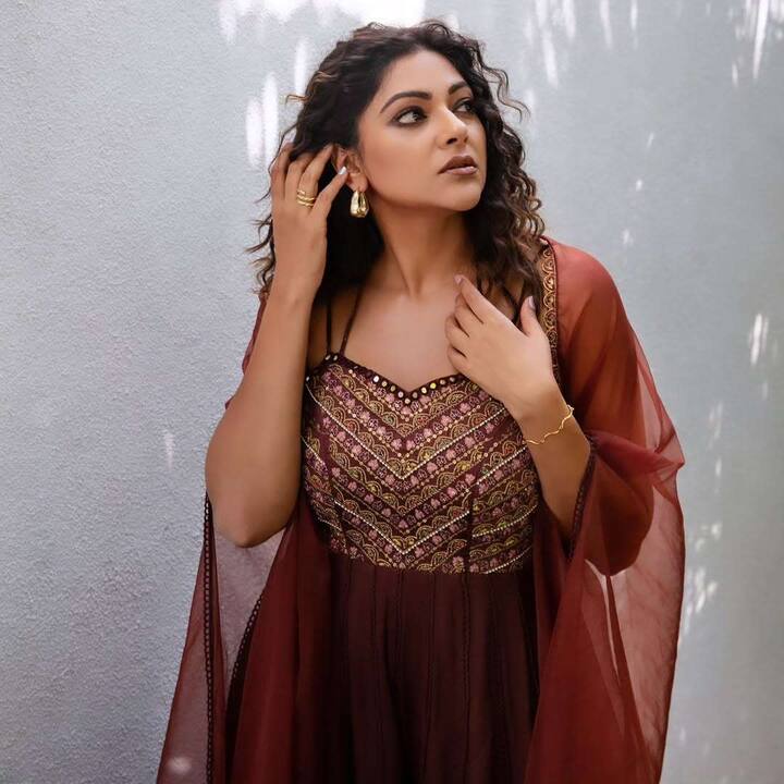 కమల్ హాసన్ 'థగ్ లైఫ్' మూవీలో లిప్ లాక్‌ సీన్‌తో ఒక్కసారిగా హీరోయిన్ అభిరామి గురించి సెర్చింగ్ ఎక్కువైంది. ప్రజెంట్ సోషల్ మీడియాలో యూత్ ఎక్కువగా ఆమె గురించి సెర్చ్ చేస్తున్నారు.