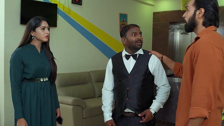 యామినికి వచ్చి కంప్లైంట్ చేసేలోగా రాజ్ వస్తాడు. నిజం చెప్పేందుకు పండు ప్రయత్నిస్తుంటే రాజ్ ఏవేవో చెప్పి కవర్ చేసి యామినిని అక్కడి నుంచి తీసుకెళ్లిపోతాడు