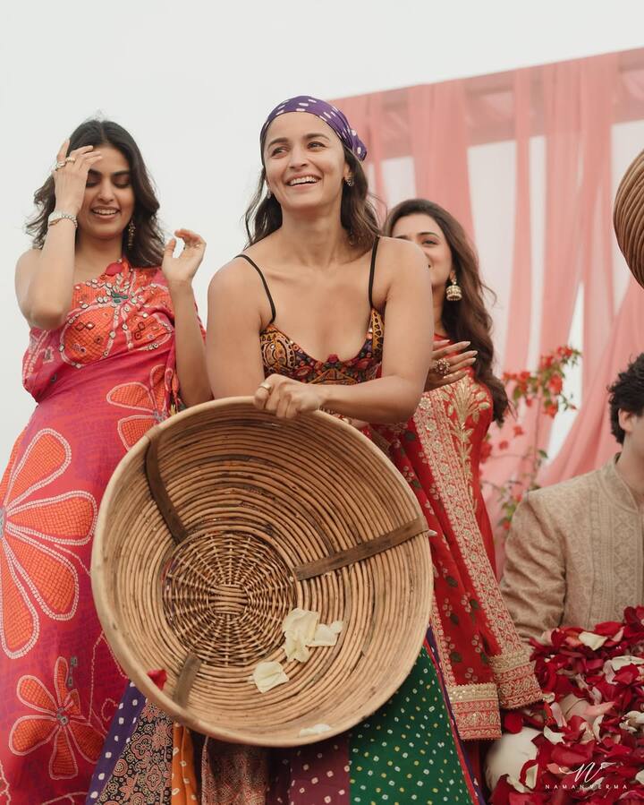 फंक्शन में उन्होंने खूब मौज-मस्ती की जिसकी गवाही उनकी ये तस्वीरे दे रही हैं.