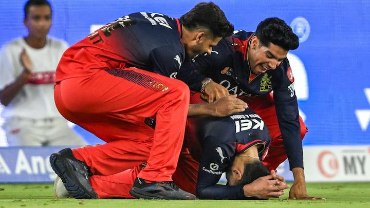 দলের আইপিএল ট্রফি জয়ের খরা কাটা প্রায় নিশ্চিত বুঝতে পেরেই বিরাট কোহলির চোখে জল চলে এসেছিল। খেতাব জেতার পরেই মাটিতে শুয়ে পড়ে কাঁদতে দেখা যায় তাঁকে।