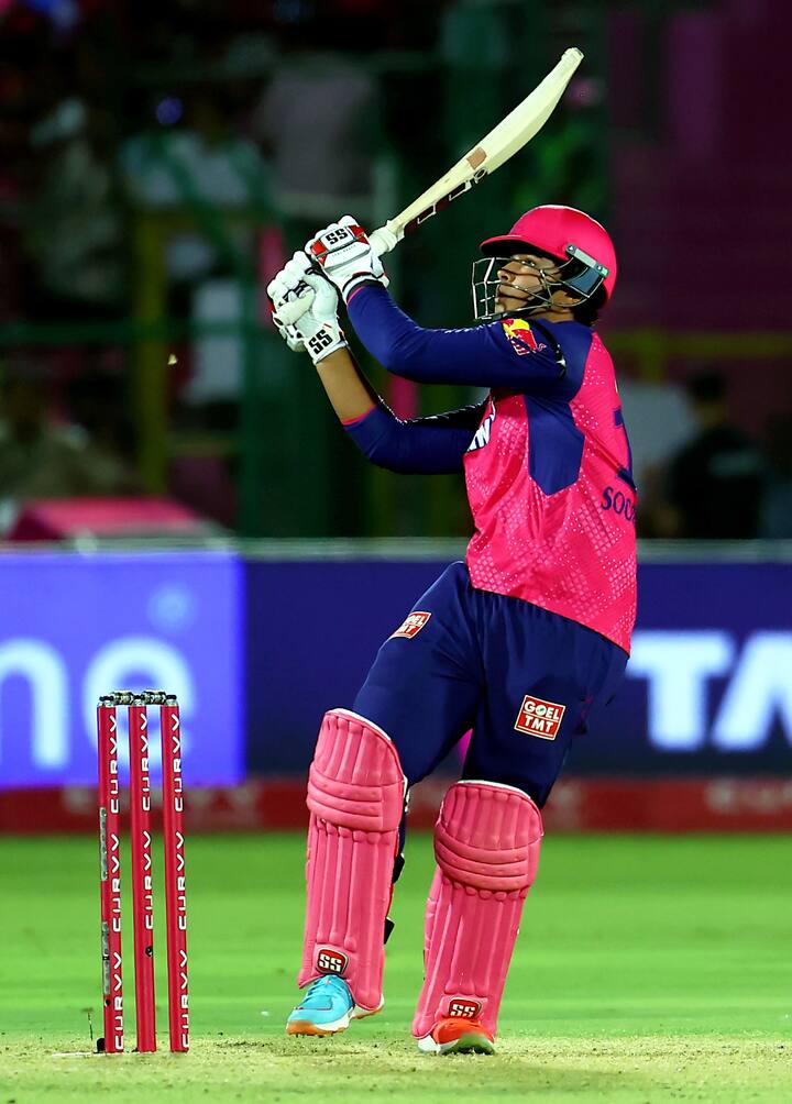 मात्र, वैभवची वय फक्त 14 वर्षे असल्याने त्याला गाडी चालवण्यासाठी आवश्यक असलेला ड्रायव्हिंग लायसन्स नाही.