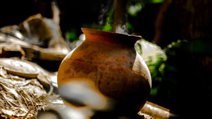 প্রতি ৩-৪ দিন অন্তর মাটির কুঁজো পরিষ্কার করুন। গরম জল এবং নরম ব্রাশ দিয়ে ঘষতে হবে। সাবান বা কেমিক্যাল দেবেন না, তা শুষে নেয় মাটি। পরে জলে মিশে যেতে পারে।