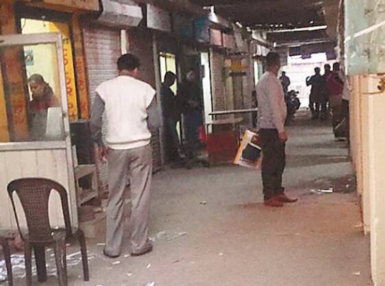 ਫਰਦ ਕੇਂਦਰਾਂ ਵਿੱਚ ਇਹ ਹੜਤਾਲ ਨਾ ਸਿਰਫ਼ ਪ੍ਰਸ਼ਾਸਨ ਲਈ ਚਿੰਤਾ ਦਾ ਵਿਸ਼ਾ ਬਣ ਗਈ, ਸਗੋਂ ਇਸ ਨਾਲ ਆਮ ਲੋਕਾਂ ਨੂੰ ਵੀ ਮੁਸ਼ਕਲਾਂ ਦਾ ਸਾਹਮਣਾ ਕਰਨਾ ਪਿਆ। ਹਾਲਾਂਕਿ, ਸੇਵਾ ਕੇਂਦਰਾਂ ਅਤੇ ਕੁਝ ਨਿੱਜੀ ਸਾਧਨਾਂ ਰਾਹੀਂ ਫਰਦ ਸੇਵਾਵਾਂ ਜਾਰੀ ਰਹੀਆਂ, ਜਿਸ ਕਾਰਨ ਰਜਿਸਟਰੀ ਵਰਗੇ ਮਹੱਤਵਪੂਰਨ ਕੰਮ ਬਹੁਤ ਜ਼ਿਆਦਾ ਪ੍ਰਭਾਵਿਤ ਨਹੀਂ ਹੋਏ।