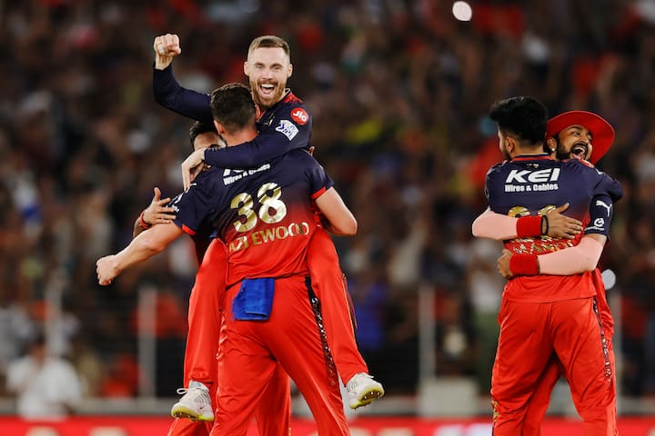 भले ही आरसीबी का मालिकाना हक रखने वाली इस कंपनी के बड़े अधिकारी कभी लाइम लाइट में न आए हों, लेकिन इस बार आरसीबी ने आईपीएल का खिताब जीतकर उनकी झोली में भी करोड़ों रुपये डालने का काम कर दिया है.