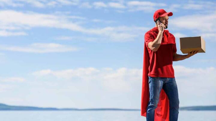 इसके बाद दुनिया की सबसे अजीबोगरीब जॉब्स में अंडरवाटर पिज्जा डिलीवरी का नाम शामिल है. यह जॉब अमेरिका के फ्लोरिडा में पानी के नीचे बने एक होटल में है. वहां ​पिज्जा पहुंचाने के लिए डिलीवरी बॉय को स्कूबा डाइविंग करनी पड़ती है और  पिज्जा को पानी से बचाने के लिए खास डिब्बा यूज होता है.