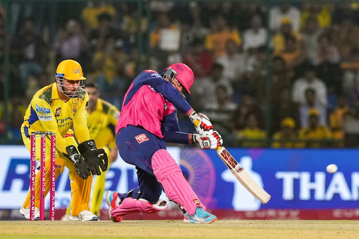 सुपर स्ट्राइक ऑफ द सीजन का अवॉर्ड उस खिलाड़ी को मिलता है, जिसने सबसे ज्यादा स्ट्राइक रेट से पूरे सीजन में रन बनाया है. वहीं कम से कम पूरे सीजन में 100 गेंदे खेली हों.