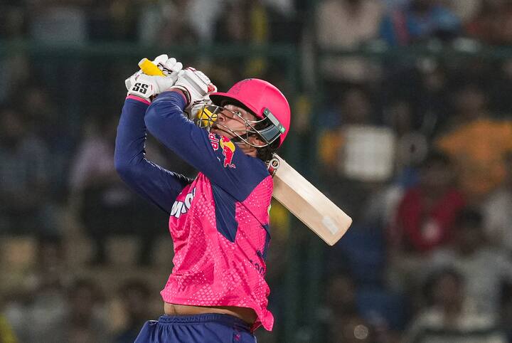 वैभव ने राजस्थान रॉयल्स के लिए खेलते हुए इस पूरे सीजन में शानदार बल्लेबाजी की. 14 साल के वैभव को शुरुआती मैचों में खेलने का मौका नहीं मिला. लेकिन जब उनको मौका मिला, उसके बाद से उन्होंने पीछे मुड़कर नहीं देखा.