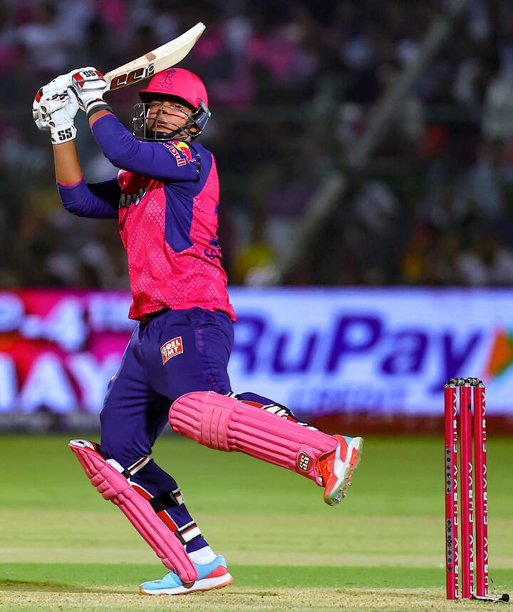 तसेच, राजस्थान रॉयल्सचे मालक रंजीत बारठाकुर यांनी वैभवला मर्सिडीज-बेंझ कार भेट दिली .