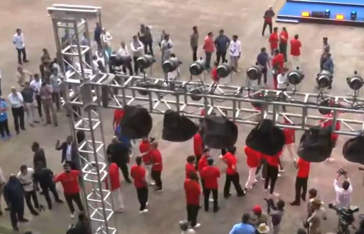 . त्यामुळेच आज बंगळुरुत अनेक चाहते चिन्नास्वामी स्टेडियमवर क्रिकेटपटूंची एक झलक पाहण्यासाठी जमा झाले आहेत.