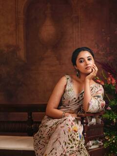 Priyanka Mohan: శారీలో పవన్ కళ్యాణ్ 'ఓజీ' హీరోయిన్ ప్రియాంక మోహన్... అందంలో అదరహో