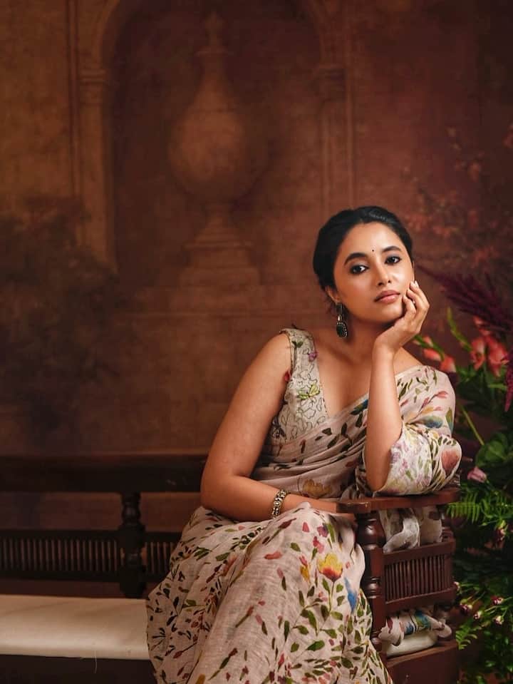 'దే కాల్ హిమ్ ఓజీ'లో పవన్ సరసన ప్రియాంక మోహన్ నటిస్తున్న సంగతి తెలిసిందే. ఆల్రెడీ 'ఓజీ' షూటింగ్ కొంత వరకు ఆవిడ కంప్లీట్ చేశారు. (Image Courtesy: priyankaamohanofficial / Instagram)