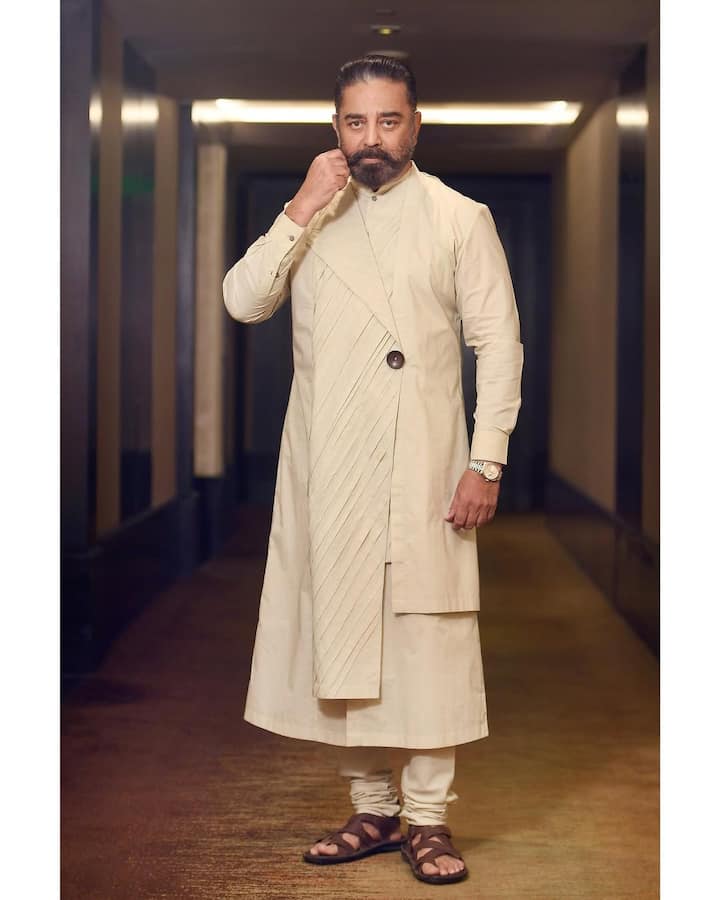 मीडिया रिपोर्ट्स के मुताबिक कमल हासन की नेट वर्थ 450 करोड़  है. वो एक फिल्म के लिए 100 करोड़ से 150 करोड़ तक चार्ज करते है.