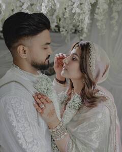 अभिनेत्री हिना खानने रॉकीसोबत बांधली लग्नगाठ; प्रेमळ जोडप्याचे लग्नानंतरचे सुंदर फोटोशूट