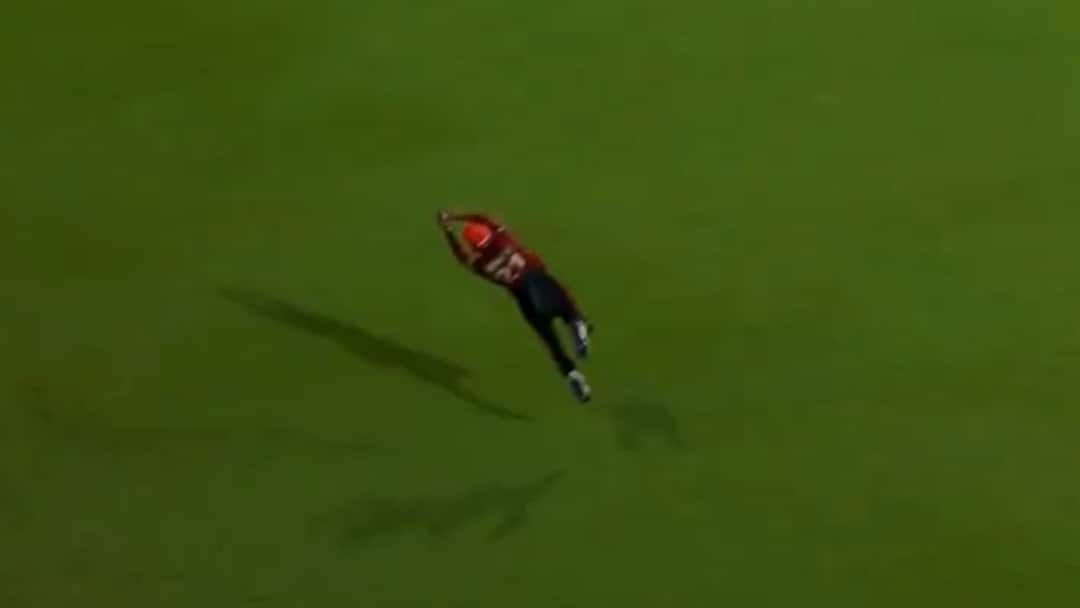 watch best catch in ipl 2025 winner kamindu mendis gets 10 lakh prize money IPL 2025 का बेस्ट कैच देखा? पकड़ने वाले खिलाड़ी को ट्रॉफी के साथ मिले 10 लाख रुपये