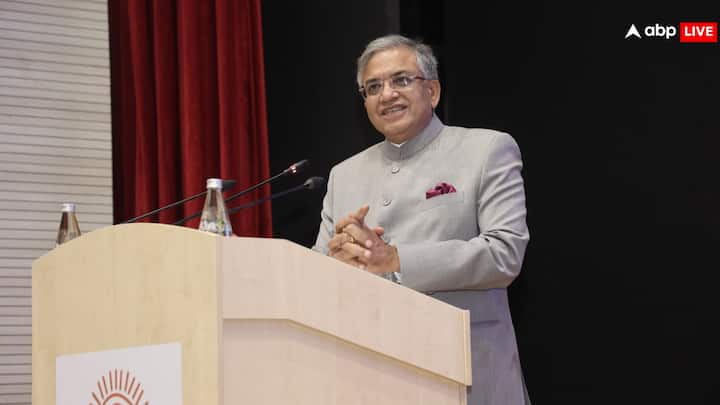 अब हर मतदान केंद्र के अधिकारी चुनाव के दिन हर दो घंटे में ECINET ऐप पर वोटिंग की जानकारी दर्ज करेंगे. इससे वोटिंग का आंकड़ा जल्दी मिल सकेगा और रुझनों को तेजी से अपडेट किया जा सकेगा. यह जानकारी खुद-ब-खुद संबंधित क्षेत्र में जमा हो जाएगी.