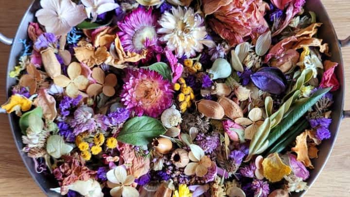 6. Floral Potpurri: Mix dried flower like rose petal, lavender, marigold, and more with fragrant herbs and spices. Place this natural mixture in a bowl. You can also add your choice of essential oil in it for an added fragrance. Place this in your living room during monsoon to brighten up the space. (Image Source: Pinterest/etsy)