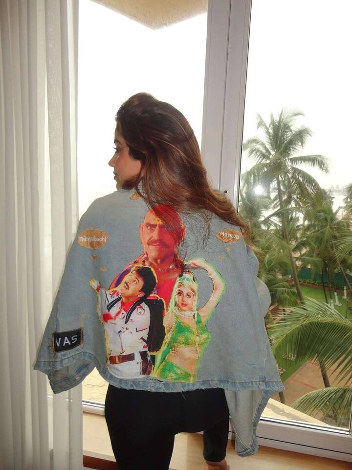 ఆ మూవీ పోస్టర్ ఉన్న కోటు వేసుకుని ఫోటోలు షేర్ చేయగా వైరల్ అవుతున్నాయి. మెగాస్టార్ చిరంజీవి, శ్రీదేవి జంటగా నటించిన ఈ మూవీ ఇటీవలే రీ రిలీజ్ అయింది.