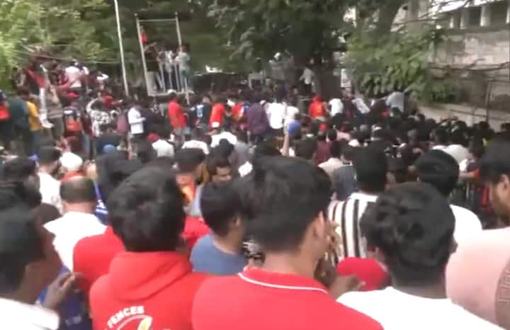 चिन्नास्वामी  स्टेडियमच्या बाहेर झालेल्या चेंगराचेंगरीत 7 जणांचा मृत्यू झाल्याची माहिती आहे. तर, 10 हून अधिक जखमी झाल्याची प्राथमिक माहिती आहे.