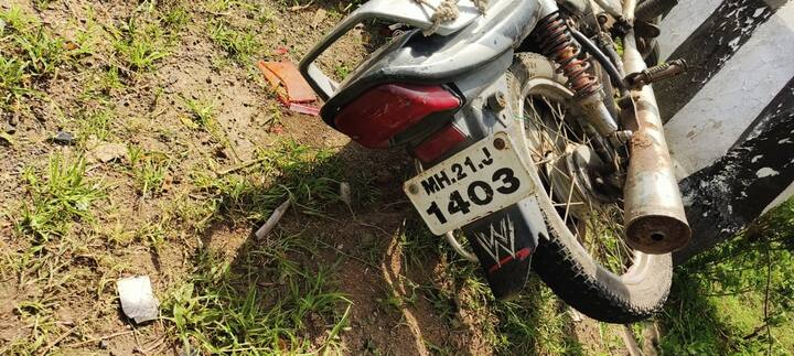 प्राथमिक माहितीनुसार भरडा व ट्रकने सर्वप्रथम समोरून येणाऱ्या कारला जोरदार धडक दिली त्याचवेळी रस्त्याच्या कडेला जात असलेली दुचाकी ट्रक आणि कारच्या मध्ये चिरडली .