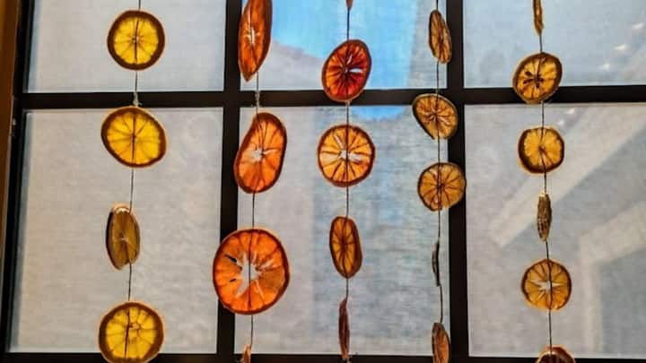 4. Hanging Citrus Garland: Create a decorative garland by stringing dried citrus slices. You can also add cloves and cinnamon sticks to this natural garland. Hang it in your room for a natural aroma that refreshes the air. (Image Source: Pinterest/etsy)