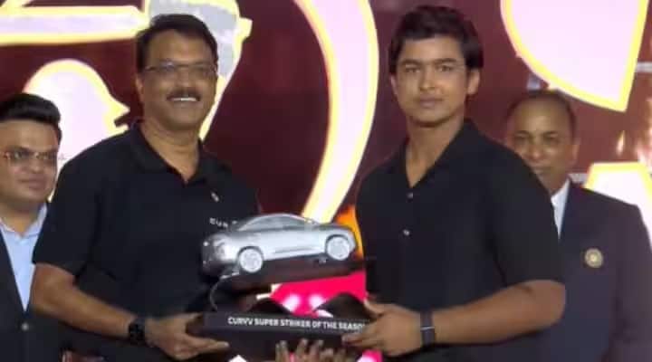 RCB VS PBKS Final: IPL 2025 પુરી થઇ ગઇ છે. રયલ ચેલેન્જર્સ બેંગ્લોરે 17 વર્ષ પછી ટ્રોફી જીતી છે. ફાઇનલ મેચ પછી ઘણા ખેલાડીઓને એવોર્ડ આપવામાં આવ્યા હતા. આ દરમિયાન વૈભવ સૂર્યવંશીને ટાટા કર્વ સુપર સ્ટ્રાઈકર ઓફ ધ સીઝનનો એવોર્ડ મળ્યો. તેને ટાટા કર્વ કાર પણ મળી.