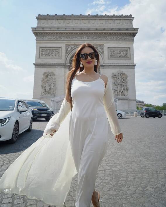 વ્હાઈટ આઉટફીટમાં નેહા મલિકે વર્તાવ્યો કહેર