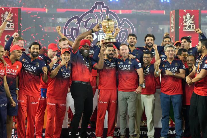 सोशल मीडियावर RCB फॅन्सने यावर नाराजी व्यक्त केली असून, प्रशासनाकडे परेडसाठी दुसरा पर्याय शोधण्याची मागणी केली जात आहे.