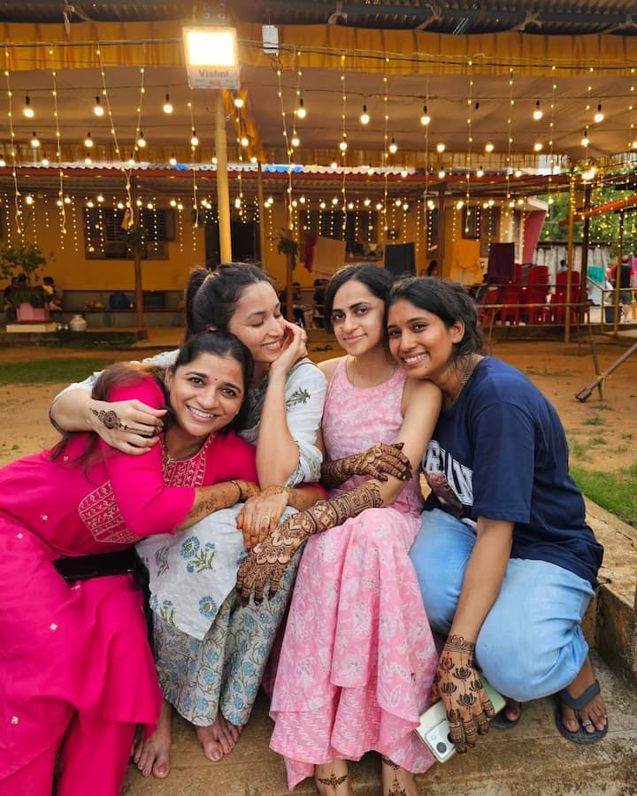 కజిన్స్ అందరినీ కలిశానని శ్రీనిధి శెట్టి చెప్పారు. ఫ్యామిలీ రీయూనియన్, ఇంకా ఇంట్లో వండిన ఫుడ్ తినడం స్పెషల్ అన్నారు. (Image Courtesy: srinidhi_shetty / Instagram)