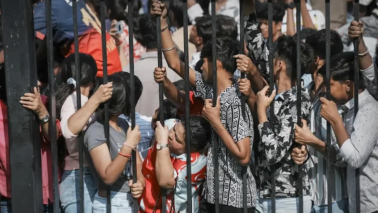 rcb releases official statement on m chinnaswamy stadium stampede rcb parade team urges fans stay safe ipl 2025 बेंगलुरु में मची भगदड़ पर RCB का आधिकारिक स्टेटमेंट जारी, टीम की फैंस से खास रिक्वेस्ट