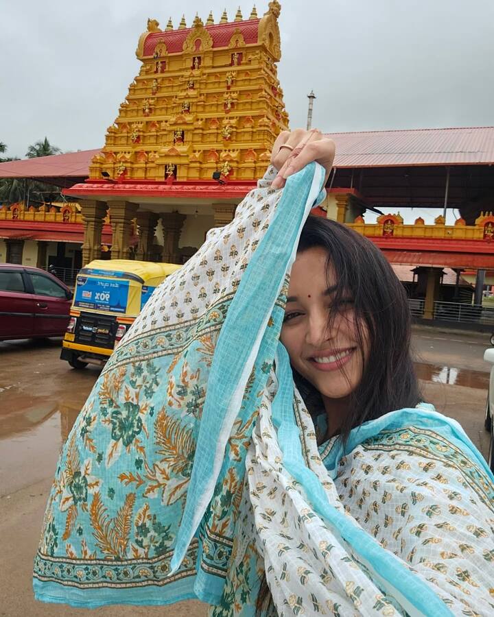 మంగుళూరు వెళితే గుడికి తప్పనిసరిగా వెళతానని శ్రీనిధి శెట్టి తెలిపారు. ఈసారి 'మే'లోనూ గుడికి వెళ్లారట. మంగుళూరు వాతావరణం ఎప్పుడు ఎలా ఉంటుందో చెప్పడం కష్టమని శ్రీనిధి చెప్పారు. పీక్ సమ్మర్ చూశారట. అలాగే వర్షంలోనూ తడిచారట. (Image Courtesy: srinidhi_shetty / Instagram)