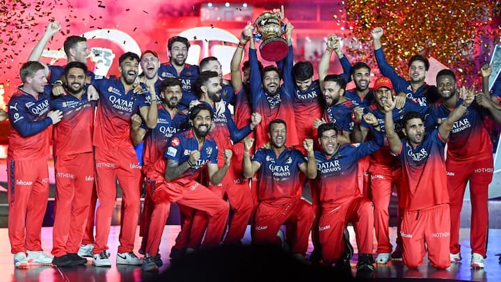 কোহলির এই লম্বা সফরের সঙ্গী তাঁর স্ত্রী অনুষ্কাও। এক দশকের বেশি সময় ধরে তিনি মাঠে আরসিবির হয়ে গলা ফাটাতে আসছেন।