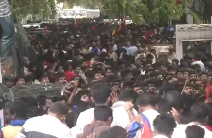 रजत पाटीदार आणि विराट कोहलीच्या RCB ने फायनलमध्ये श्रेयस अय्यरच्या पंजाब किंग्जचा पराभव करुन आयपीएल 2025 च्या चषकावर नाव कोरलं. तब्बल 18 वर्षांनी RCB ने मिळवलेल्या विजयामुळे कर्नाटकसह विराटच्या चाहत्यांचा उत्साह प्रचंड आहे.