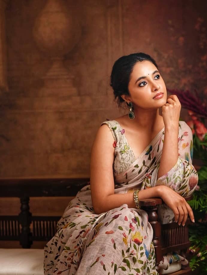 పవన్ కళ్యాణ్, ప్రియాంక మోహన్ కాంబినేషన్‌లో 'ఓజీ' ఫస్ట్ మూవీ. రీసెంట్ గా ఈ హీరోయిన్ శారీ ఫోటోషూట్ సోషల్ మీడియాలో షేర్ చేశారు. (Image Courtesy: priyankaamohanofficial / Instagram)