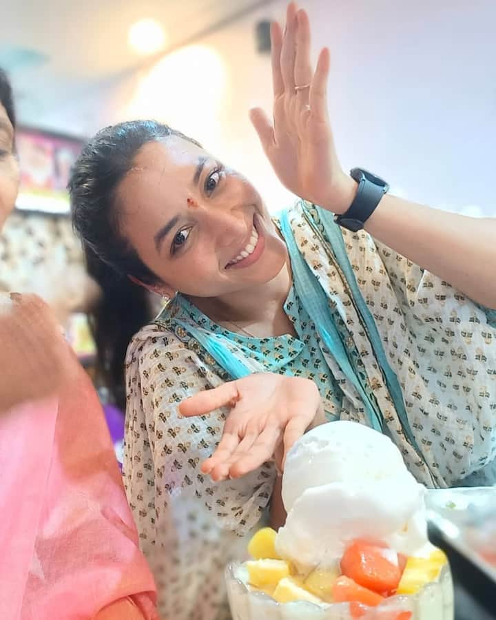 Srinidhi Shetty Visits Mangalore Temple: 'కేజీఎఫ్'తో తెలుగు ప్రేక్షకులకు పరిచయమై, 'హిట్ 3'తో పాపులర్ అయిన కన్నడ భామ శ్రీనిధి శెట్టి. ఆమెది మంగుళూరు. వేసవి (మే) వస్తే తప్పకుండా సొంతూరు వెళ్లడం, కజిన్స్ అందరినీ కలవడం, గుడికి వెళ్లడం అలవాటు అని ఆమె పేర్కొన్నారు. ఈసారి మేలో 'హిట్ 3' థియేటర్లలో సందడి చేసింది. ఆ మూవీ ప్రమోషన్స్ చేసిన శ్రీనిధి... సొంతూరు వెళ్లారు. అక్కడ ఏం చేసిందీ ఫోటోలు తీసుకున్నారు. వాటిని సోషల్ మీడియాలో షేర్ చేశారు. (Image Courtesy: srinidhi_shetty / Instagram)