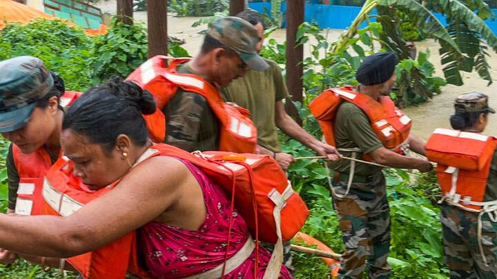 কীভাবে কোনদিক থেকে সামাল দেওয়া হবে পরিস্থিতি, তা নিয়ে উদ্বেগের মুখে ভুক্তভোগীরা। তবে ইতিমধ্যেই প্রধানমন্ত্রী মোদি উত্তর-পূর্ব ভারতের বন্যায় প্লাবিত রাজ্যগুলির দিকে প্রয়োজনীয় সকল সাহায্য করবেন বলে আশ্বাস দিয়েছেন। 