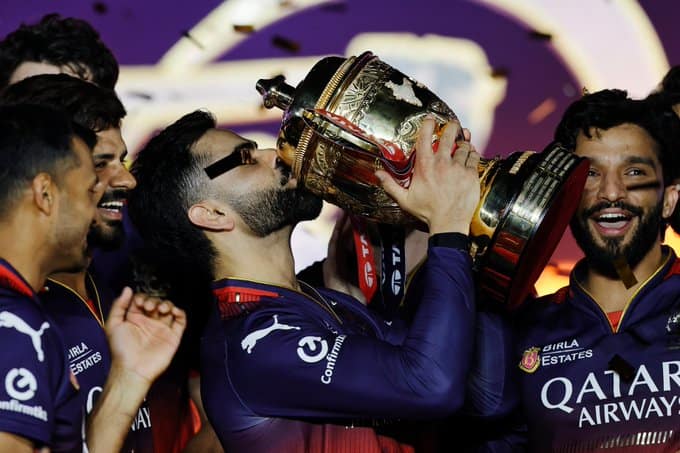 आयपीएलच्या इतिहासात प्रथमच आरसीबी विजेता ठरला आणि या ऐतिहासिक क्षणात विराट कोहलीच्या भावना अनावर झाल्या.