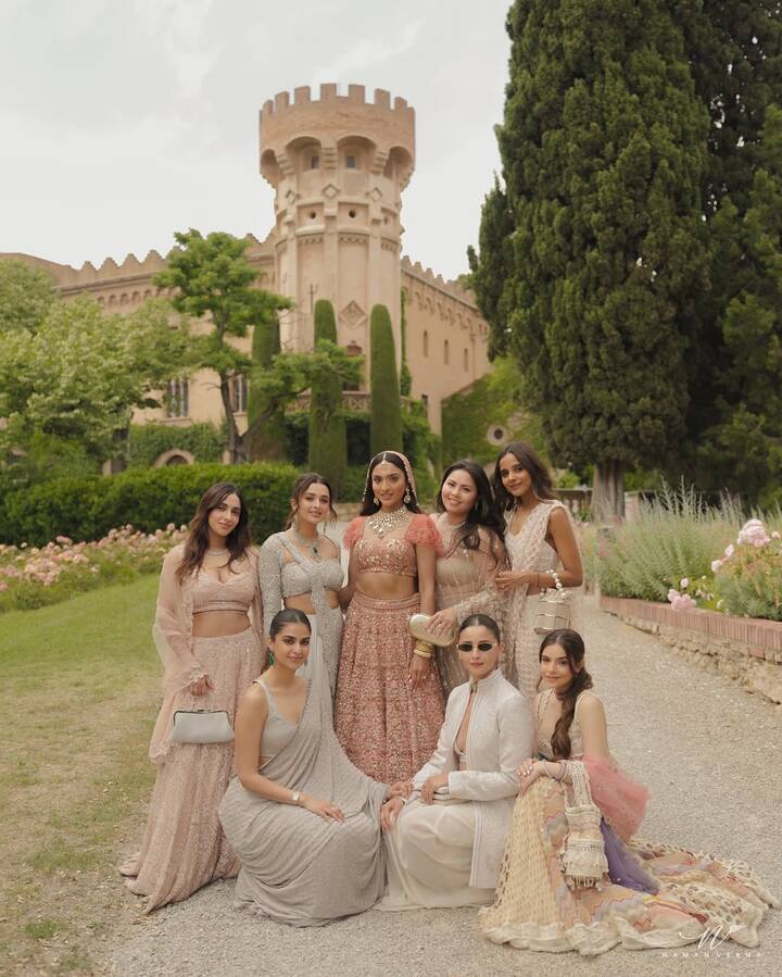 एक फैन ने लिखा- 'आलिया के बारे में एक बात जो मुझे हमेशा पसंद आई है, वो ये है कि वो कभी भी दुल्हन को ओवरशैडो नहीं करतीं, ये एक छोटा सा इशारा है, लेकिन वाकई तारीफ के काबिल हैं.'