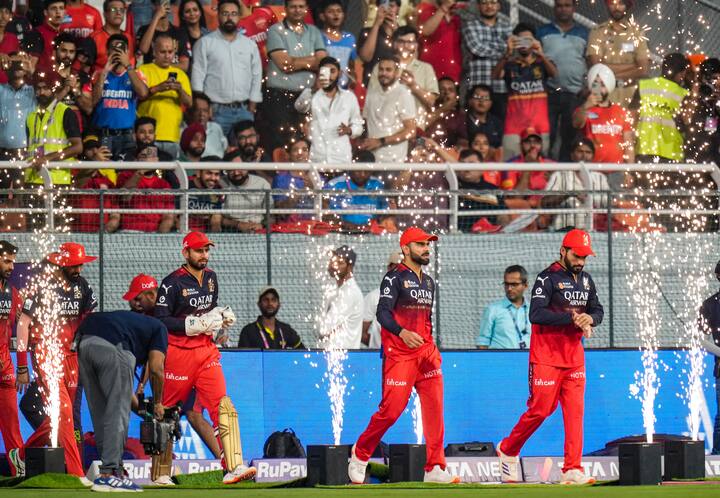 आरसीबी के आईपीएल जीतने के बाद अब तमाम फैंस और बाकी क्रिकेट प्रेमियों के मन में एक सवाल घूम रहा है कि आखिर आरसीबी का मालिक कौन है? आइए हम आपको इस सवाल का जवाब देते हैं.