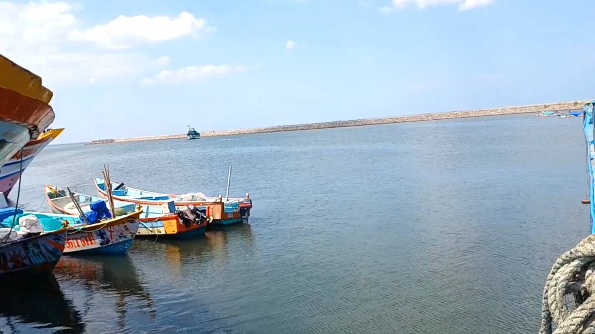 திமுக அமைச்சரை கையோடு அழைத்து சென்று கோரிக்கை வைத்த மீனவர்கள் - எங்கு தெரியுமா?